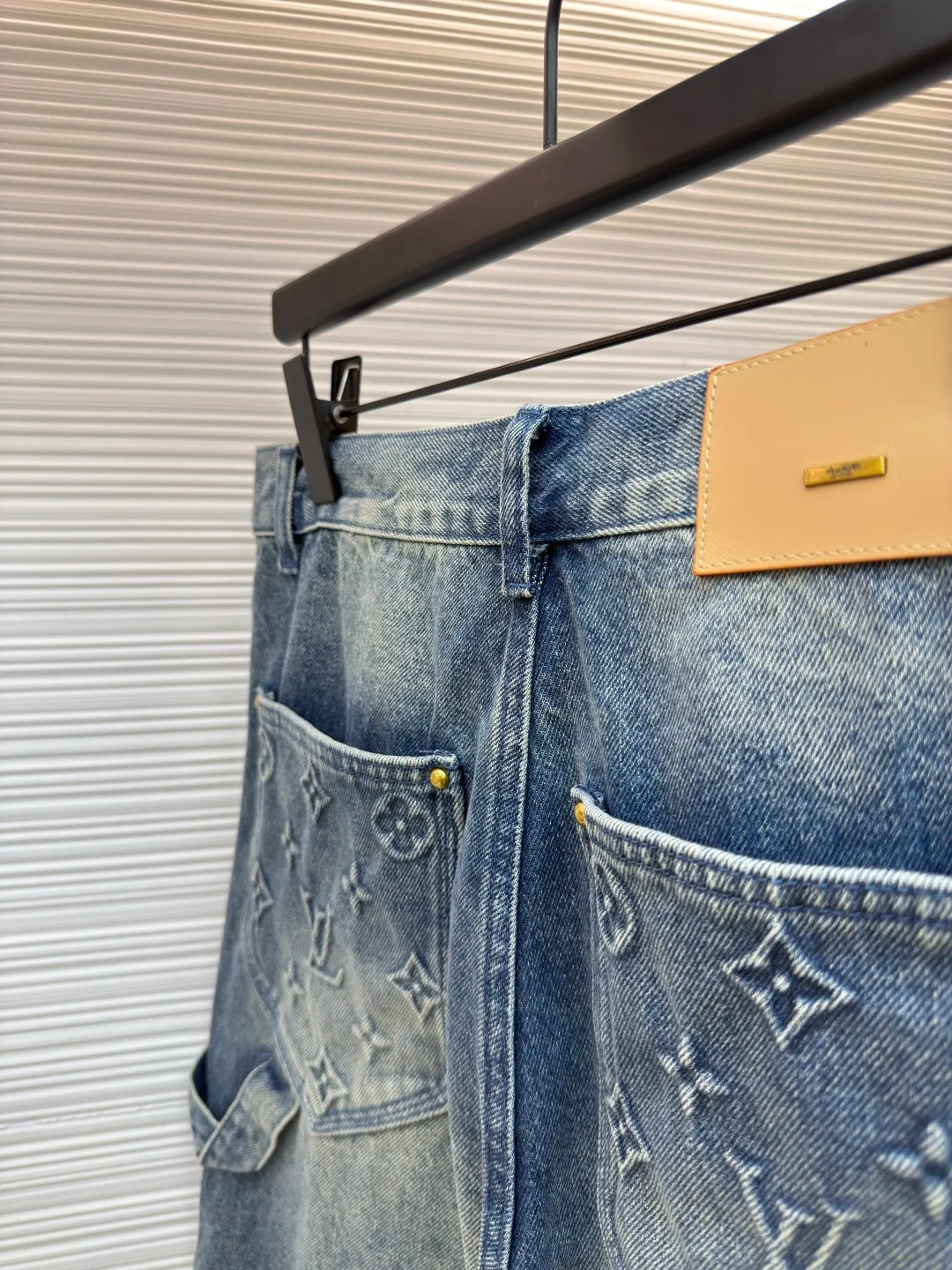 LOUIS VUITTON embossed denim shorts ●Authentic product: purchased and developed for 15999 ●Item number: 1680247-B00 ●Fabric: washed denim ●Technology: distressed washed ●Version: fitted version ●Weight: about 675g ●Size: 30-32-34-36 ●Description: Made of custom-made denim fabric, the fabric is comfortable and soft, skin-friendly and breathable. It adopts Monogram logo embossed elements, slightly distressed light blue wash treatment, original customized hardware, with vv leather label, multiple wash adjustments, and can be matched with many types of clothing to create a fashionable look. The overall wiring is straight and delicate, the fabric is comfortable and soft, and the color is consistent without color difference. It can be matched with the same style to create a fashionable look and control various occasions. Customized accessories, complete with three standards, same style for men and women!